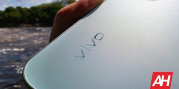 نمای نزدیک از پنل پشتی یک گوشی هوشمند با لوگوی حک‌شده برند Vivo.