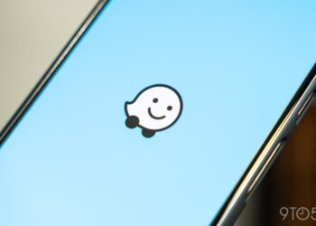 لوگوی برنامه مسیریابی ویز (Waze) روی صفحه نمایش آبی‌رنگ گوشی هوشمند.