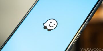 لوگوی برنامه مسیریابی ویز (Waze) روی صفحه نمایش آبی‌رنگ گوشی هوشمند.