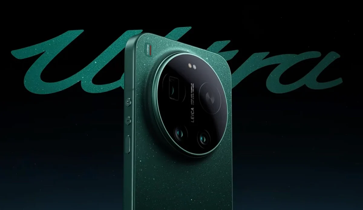 نمای هنری از قاب پشتی سبز رنگ و بافت‌دار گوشی شیائومی 17 اولترا با تمرکز بر جزیره دوربین بزرگ و برند لایکا.