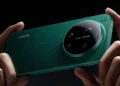 نمای پشت گوشی Xiaomi 17 Ultra با بدنه سبز بافت‌دار، ماژول بزرگ دوربین Leica و طراحی پرچم‌دار، تاکید بر کیفیت ساخت و هویت سری Ultra شیائومی