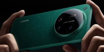 نمای پشت گوشی Xiaomi 17 Ultra با بدنه سبز بافت‌دار، ماژول بزرگ دوربین Leica و طراحی پرچم‌دار، تاکید بر کیفیت ساخت و هویت سری Ultra شیائومی