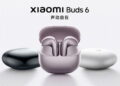 نمای تبلیغاتی هدفون بی‌سیم Xiaomi Buds 6 با کیس شارژ باز در رنگ‌های مشکی، نقره‌ای و بنفش روشن، تمرکز بر طراحی مینیمال، فرم ارگونومیک ایربادها و هویت نسل جدید محصولات صوتی شیائومی
