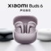 نمای تبلیغاتی هدفون بی‌سیم Xiaomi Buds 6 با کیس شارژ باز در رنگ‌های مشکی، نقره‌ای و بنفش روشن، تمرکز بر طراحی مینیمال، فرم ارگونومیک ایربادها و هویت نسل جدید محصولات صوتی شیائومی