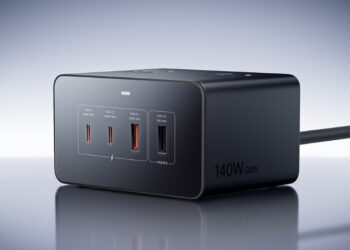 نمای استودیویی ایستگاه شارژ Xiaomi 140W GaN با بدنه مشکی، چهار پورت USB در پنل جلو و کابل برق متصل