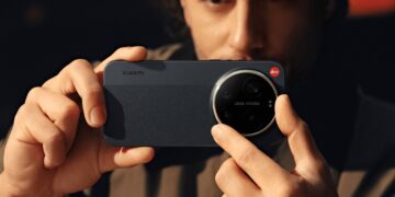 فردی در حال استفاده از حلقه زوم دستی روی گوشی هوشمند شیائومی با ماژول دوربین لایکا.