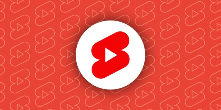 آیکون قرمز و سفید یوتیوب شورتس (YouTube Shorts) در مرکز یک پس‌زمینه قرمز با الگوهای تکراری.