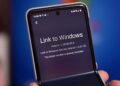 گوشی تاشوی سامسونگ که صفحه برنامه Link to Windows را نمایش می‌دهد.