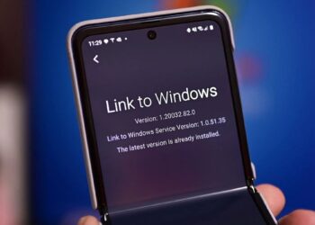 گوشی تاشوی سامسونگ که صفحه برنامه Link to Windows را نمایش می‌دهد.