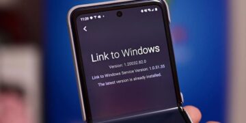 گوشی تاشوی سامسونگ که صفحه برنامه Link to Windows را نمایش می‌دهد.