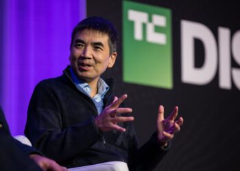 زوم دستیار هوش مصنوعی خود را با دسترسی رایگان برای کاربران به وب می‌آورد