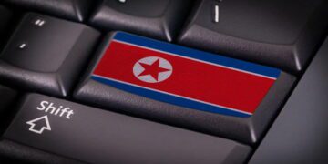 نمای کلوزآپ از صفحه‌کلید رایانه با کلیدی حاوی پرچم کره شمالی، نماد مفهومی از تهدیدات سایبری، هک و فعالیت‌ های دیجیتال منتسب به پیونگ‌یانگ