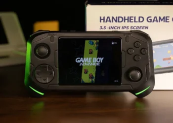 کنسول بازی قابل حمل Abxylute E1 با نمایشگر ۳.۵ اینچی IPS در حال اجرای بازی کلاسیک Game Boy Advance کنار جعبه محصول