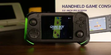 کنسول بازی قابل حمل Abxylute E1 با نمایشگر ۳.۵ اینچی IPS در حال اجرای بازی کلاسیک Game Boy Advance کنار جعبه محصول