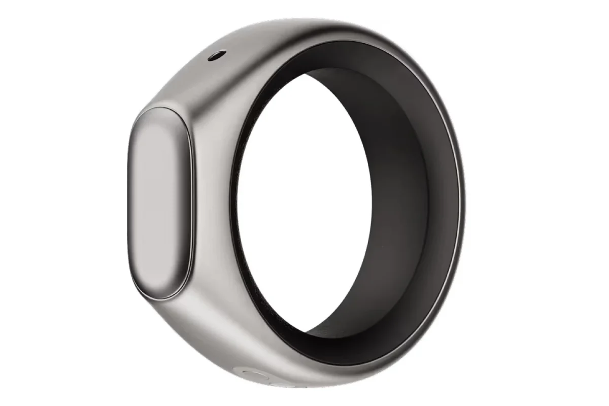 نمای نزدیک از حلقه هوش مصنوعی با بدنه فلزی و میکروفن داخلی، طراحی شده برای تعامل صوتی با دستیار هوشمند