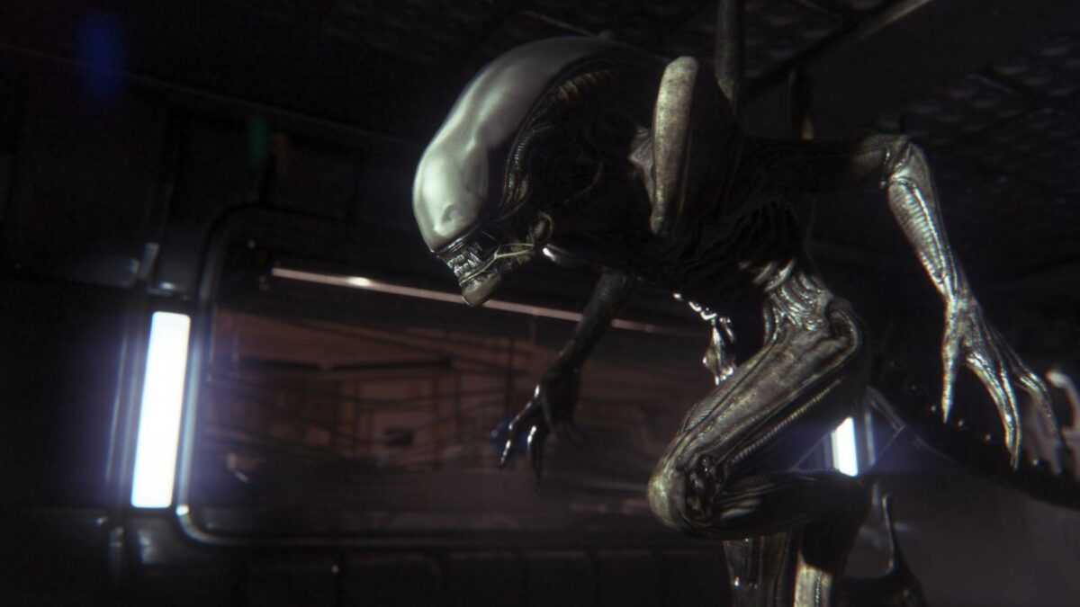 کلوزآپ Xenomorph در شرودهای فلزی و نور کم، از بازی Alien: Isolation با تمرکز بر اتمسفر وحشت، طراحی بیومکانیکی و تنش دائمی