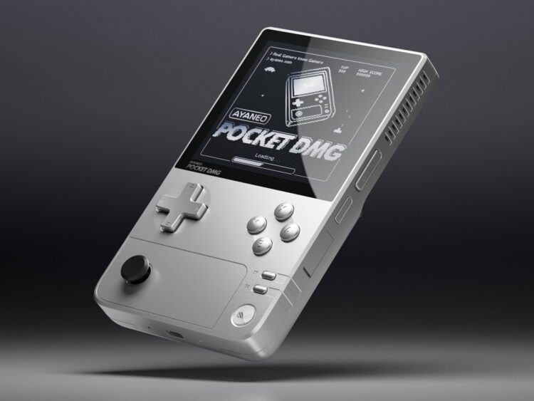 تصویری از کنسول دستی Pocket DMG در مدل نقره&zwnj;ای