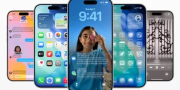 تصویر تبلیغاتی بتای iOS با نمایش چند مدل آیفون و صفحه های مختلف رابط کاربری، معرفی تغییرات ظاهری صفحه قفل، هوم اسکرین و ویجت های سیستم عامل iOS