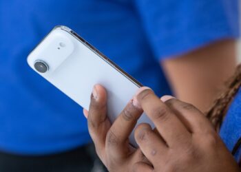 جهش قریب‌الوقوع eSIM: حذف سیم‌کارت فیزیکی توسط سازندگان و تقاضای صنعت سفر، تحول جهانی ارتباطات را سرعت می‌دهد.