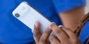 جهش قریبالوقوع eSIM: حذف سیمکارت فیزیکی توسط سازندگان و تقاضای صنعت سفر، تحول جهانی ارتباطات را سرعت میدهد.