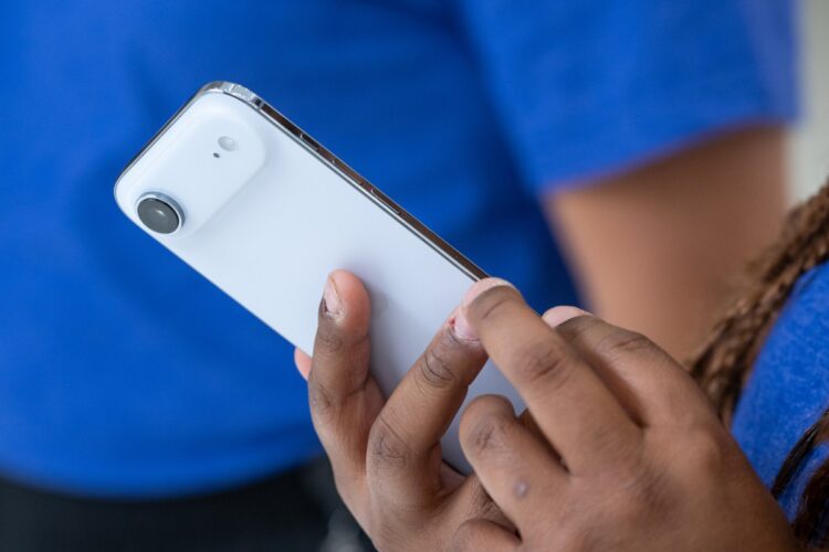 جهش قریب‌الوقوع eSIM: حذف سیم‌کارت فیزیکی توسط سازندگان و تقاضای صنعت سفر، تحول جهانی ارتباطات را سرعت می‌دهد.