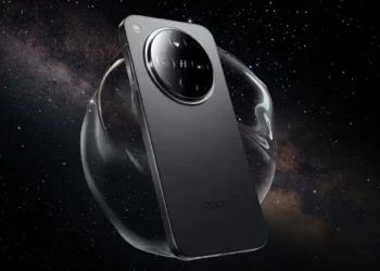 تصویر تبلیغاتی گوشی Oppo Find X8 Ultra با بدنه مشکی و ماژول دوربین دایره‌ای برجسته، قرارگرفته در فضای گرافیکی الهام‌گرفته از کیهان و جلوه‌های نوری سینمایی