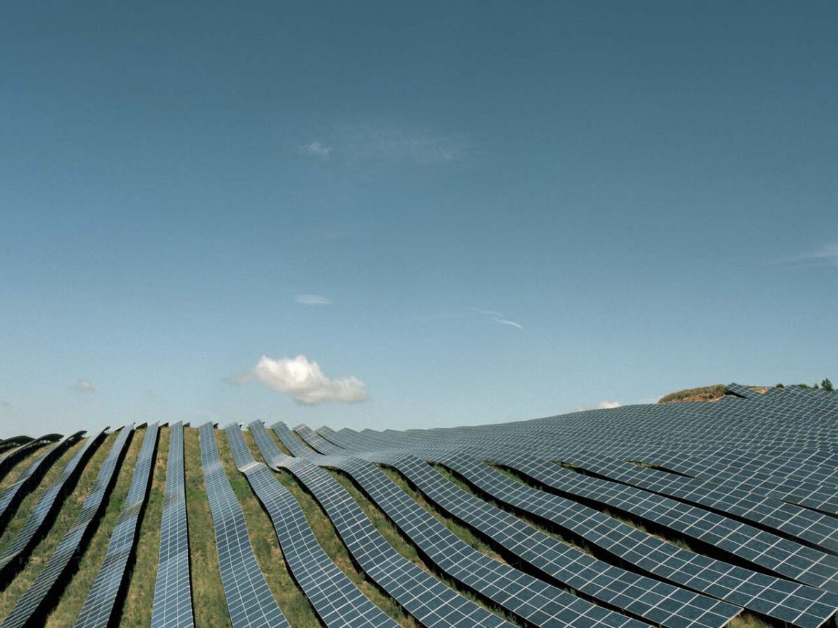 مزرعه بزرگ پنل‌های خورشیدی در فضای باز راهکاری برای تغییرات اقلیمی سال ۲۰۲۵ 