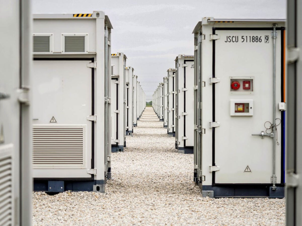 کانتینرهای ذخیره‌سازی باتری در یک سایت انرژی