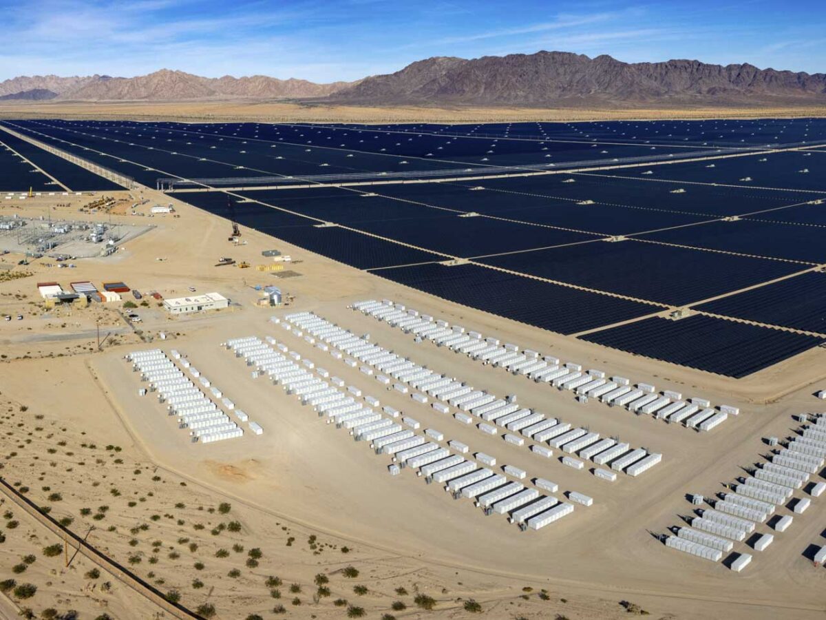 نیروگاه خورشیدی گسترده همراه با واحدهای ذخیره‌سازی برق برای تغییرات اقلیمی سال ۲۰۲۵ 
