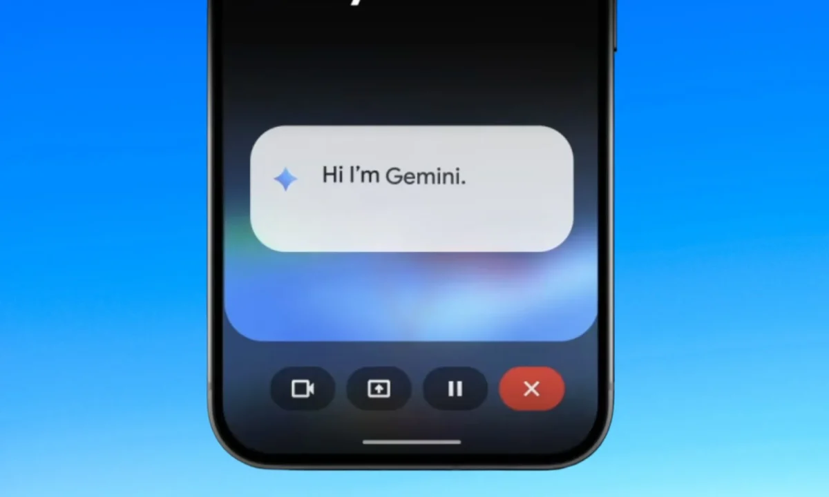 نمای رابط کاربری Google Gemini روی گوشی هوشمند با پیام خوش‌آمدگویی «Hi I’m Gemini» و کنترل‌های تماس، نمایش معرفی دستیار هوش مصنوعی گوگل در محیط موبایل