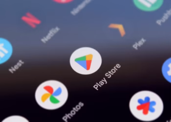 آیکون اپلیکیشن گوگل پلی استور در میان سایر برنامه‌ها روی صفحه گوشی.