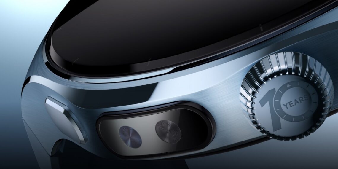 نمای کلوزآپ از بدنه جانبی ساعت هوشمند با قاب برس‌خورده، دکمه کناری، سنسورهای سلامتی و تاج چرخان با نشان سالگرد طراحی، تمرکز بر جزئیات مهندسی و ساخت