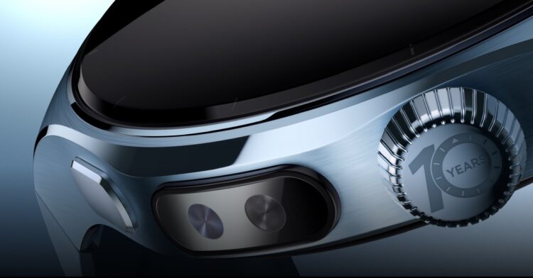 نمای کلوزآپ از بدنه جانبی ساعت هوشمند با قاب برس‌خورده، دکمه کناری، سنسورهای سلامتی و تاج چرخان با نشان سالگرد طراحی، تمرکز بر جزئیات مهندسی و ساخت