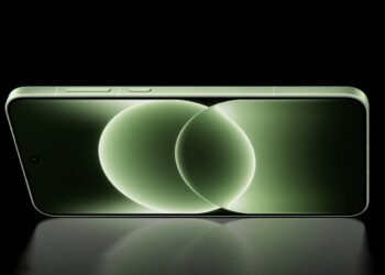 نمای روبه‌روی گوشی OnePlus با پنل تخت و نمایشگر سبز رنگ، حاشیه‌ های باریک، سوراخ دوربین سلفی مرکزی و طراحی مینیمال صفحه‌ نمایش در پس‌ زمینه تیره