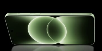 نمای روبه‌روی گوشی OnePlus با پنل تخت و نمایشگر سبز رنگ، حاشیه‌ های باریک، سوراخ دوربین سلفی مرکزی و طراحی مینیمال صفحه‌ نمایش در پس‌ زمینه تیره