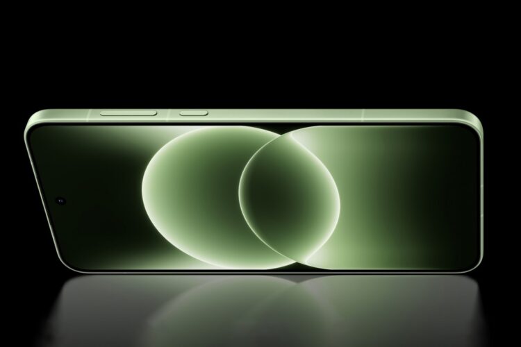 نمای روبهروی گوشی OnePlus با پنل تخت و نمایشگر سبز رنگ، حاشیه های باریک، سوراخ دوربین سلفی مرکزی و طراحی مینیمال صفحه نمایش در پس زمینه تیره