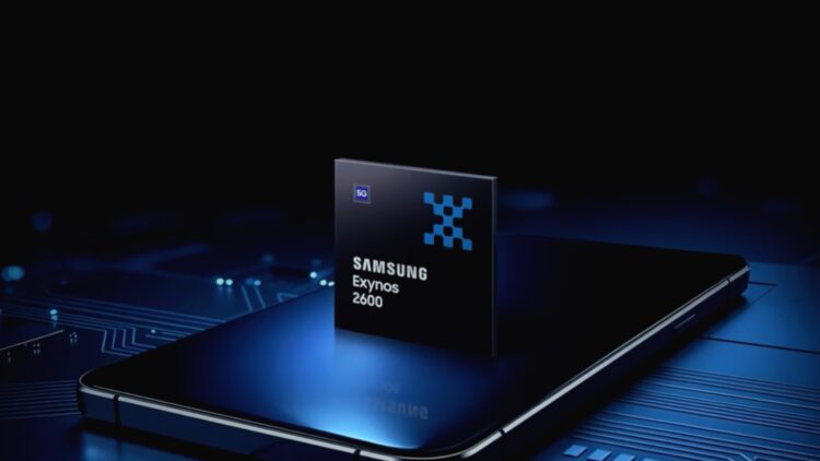 رندر گرافیکی تراشه Samsung Exynos 2600 با برچسب 5G، قرارگرفته روی برد الکترونیکی با نورپردازی آبی، نشان‌دهنده پردازنده موبایل نسل جدید سامسونگ