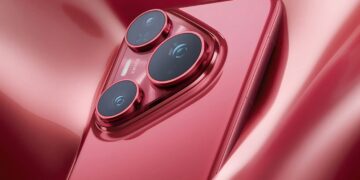 نمای نزدیک از ماژول دوربین گوشی هواوی Pura 90 با بدنه صورتی براق و لنزهای برجسته.