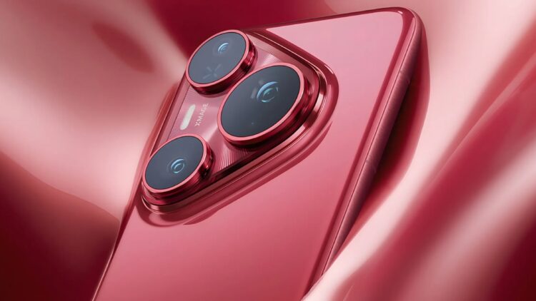 نمای نزدیک از ماژول دوربین گوشی هواوی Pura 90 با بدنه صورتی براق و لنزهای برجسته.