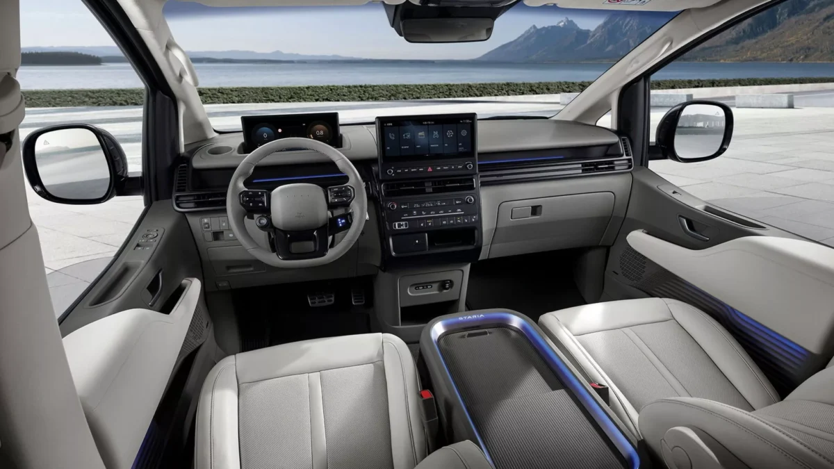 کابین جلو هیوندای استاریا 2026 با نمایشگرهای بزرگ