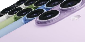 نمای بسیار نزدیک از لنزهای دوربین سه‌گانه در رنگ‌های مختلف بدنه آیفون ۱۸ شامل بنفش، آبی و سبز.