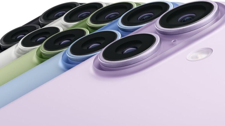 نمای بسیار نزدیک از لنزهای دوربین سه‌گانه در رنگ‌های مختلف بدنه آیفون ۱۸ شامل بنفش، آبی و سبز.