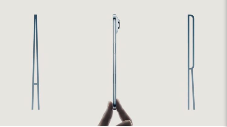 نمای جانبی بسیار باریک از گوشی iPhone Air در مرکز تصویر با تاکید بر ضخامت کم، طراحی تخت و خطوط صنعتی مدرن اپل