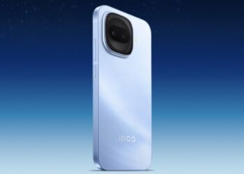 نمای پشت گوشی iQOO Z11 Turbo به رنگ آبی روشن با بافت خطی و ماژول دوربین دوگانه دایرهای در قاب مربعی.