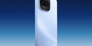 نمای پشت گوشی iQOO Z11 Turbo به رنگ آبی روشن با بافت خطی و ماژول دوربین دوگانه دایرهای در قاب مربعی.