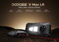 نمایی از گوشی V Max LR مقاوم دوجی و دو چراغ قوه بزرگی که در پشت آن قرار گرفته