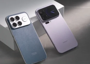 نمای پشت دو گوشی Redmi K90 Pro Max با ماژول دوربین مستطیلی، چینش چندگانه لنزها، پنل مات و طراحی پرچمدار در نور استودیویی