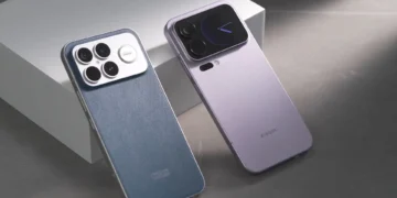 نمای پشت دو گوشی Redmi K90 Pro Max با ماژول دوربین مستطیلی، چینش چندگانه لنزها، پنل مات و طراحی پرچم‌دار در نور استودیویی