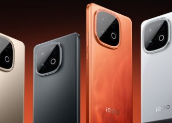 چهار مدل از گوشیهای iQOO در رنگهای طلایی، مشکی، نارنجی و سفید در کنار هم.