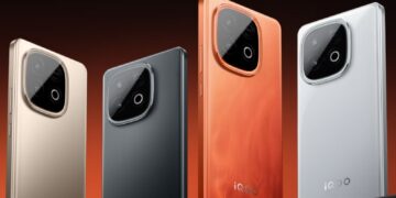 چهار مدل از گوشی‌های iQOO در رنگ‌های طلایی، مشکی، نارنجی و سفید در کنار هم.